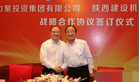 近日，陜建機(jī)械與安徽力聚簽訂戰(zhàn)略合作協(xié)議，陜建機(jī)械董事長(zhǎng)楊宏軍，副總經(jīng)理、營(yíng)銷總監(jiān)賀衛(wèi)東，安徽力聚投資集團(tuán)董事長(zhǎng)宋執(zhí)壽，黨支部書記陳邦勤以及安徽潤(rùn)路公司總經(jīng)理杜永龍等單位領(lǐng)導(dǎo)出席了會(huì)議