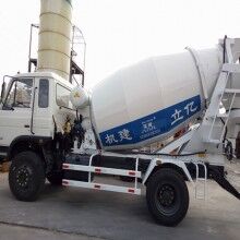 河南攪拌罐車生產(chǎn)廠家，億立實(shí)業(yè)4m3混凝土罐車專賣